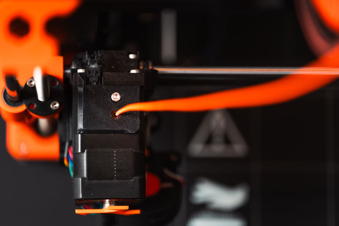 Detalle de una impresora 3D en funcionamiento — fotografía de referencia
